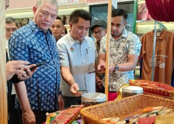 FADILLAH Yusof meluangkan masa berkunjung ke salah satu gerai pameran Hari Berandau Dan Koperasi Kluster Koko Sarawak 2023 di Pusat Penyelidikan dan Pembangunan Koko, Kota Samarahan hari ini.