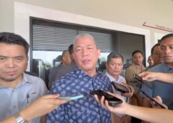 FADILLAH Yusof ketika ditemui media selepas merasmikan Hari Berandau Dan Koperasi Kluster Koko Sarawak 2023 di Pusat Penyelidikan dan Pembangunan Koko, Kota Samarahan hari ini.