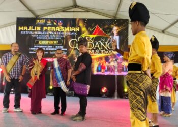 NICOLE Tan Lee Koon (dua dari kiri) dan Mohd. Amran pada Majlis Perasmian Festival Merakyatkan Seni Budaya Olek Godang Seni Budaya di Ladang Alam Warisan, Seri Menanti, Kuala Pilah hari ini.-UTUSAN/NOR AINNA HAMZAH.