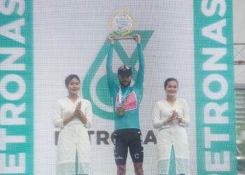 KUALA LUMPUR, 30 SEPTEMBER 2023 - Pelumba pasukan EF Education-Easypost, Simon Carr ditabalkan sebagai juara keseluruhan siri jelajah Le Tour de Langkawi (LTdL) 2023 di sini hari ini. GAMBAR - AMIR KHALID