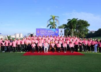 PARA peserta kejohanan Golf Amal Yayasan Sultanah Bahiyah (YSB) merakam kenangan bersama Tunku Ampuan Besar Negeri Sembilan, Raja Muda Kedah, Che Puan Besar Kedah, Raja DiHilir Perak Darul Ridzuan dan Tunku Puteri Intan Safinaz Sultan Abdul Halim Mu’adzam Shah di The Mines Resort & Golf Club, Seri Kembangan, Selangor, semalam.