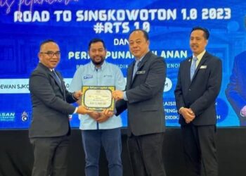 DARI kiri: Timbalan Pengarah Sektor Perancangan & Pengurusan Jabatan Pendidikan Negeri Sabah, Mohd. Zaini Yanin; Pengurus Besar YBR, Syaiful Rizal Abdul Ghani; Ahli Lembaga Pemegang Amanah YBR, Junik Bajit dan Timbalan Pegawai Pendidikan Sektor Perancangan Pejabat Pendidikan Daerah Tenom, Zainal Manaf di Sesi Aku Janji Road To Singkawoton 1.0 2023 bersama pengetua-pengetua sekolah di Tenom, Sabah.