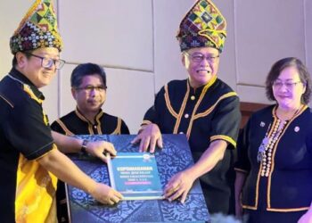EWON Benedict (kiri) dan Philip Benedict Lasimbang (dua dari kanan) menyempurnakan Karnival Bahasa Kadazandusun (BKD) dan Majlis Pelancaran Buku Kerja Bahasa Kadazandusun Darjah 5 dan 6 dengan kerjasama Kadazandusun Language Foundation (KLF), di Penampang, Sabah, hari ini.