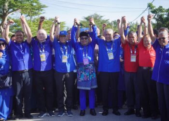 AMIZAR Abu Adam (tengah) diiringi Ahmad Zahid Hamidi (empat kanan) dan Wan Rosdy Wan Ismail (empat kiri) hadir di Pusat Penamaan Calon Dewan Orang Ramai Felda Kemasul bagi Pilihan Raya Kecil (PRK) Dewan Undangan Negeri (DUN) Pelangai di Bentong, Pahang, pagi ini. - UTUSAN FARIZ RUSADIO