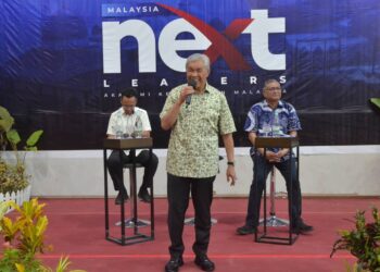 AHMAD Zahid Hamidi berucap pada majlis penutup program Malaysia Next Leaders Bagan Datuk 2023 di Dewan Dato’ Lope Hashim, Bagan Datuk hari ini. -UTUSAN/ZULFACHRI ZULKIFLI