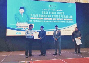 SHAIKH Harun Shaikh Ismail (dua dari kiri) menyampaikan sijil penyertaan kepada wakil syarikat yang menyertai kempen potongan zakat berjadual anjuran Maidam di Kuala Terengganu, hari ini. - UTUSAN/KAMALIZA KAMARUDDIN