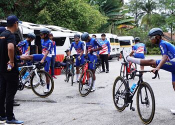 ZAWAWI Azman  (tengah) bersama pasukan kebangsaan menjalani latihan  di sekitar Kuala Terengganu hari ini menjelang peringkat pertama LTdL 2023 esok. - UTUSAN/AMIR KHALID