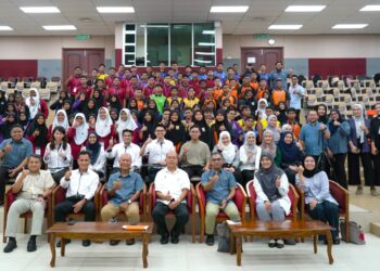 FARIZAN Darus (tengah) ketika menghadiri Program Pendidikan Hibrid (PHP) 2023 yang dianjurkan di Universiti Sains Malaysia (USM) Pulau Pinang, baru-baru ini.