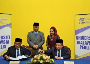 TUANKU Syed Faizuddin Putra Jamalullail berangkat menyaksikan Majlis Sanjungan Budi Sempena Serah Tugas Pengerusi Lembaga Pengarah Universiti Malaysia Perlis (Unimap) di Bangunan Canselori Tuanku Syed Sirajuddin, Kampus Alam Unimap, Pauh Putra hari ini.-UTUSAN