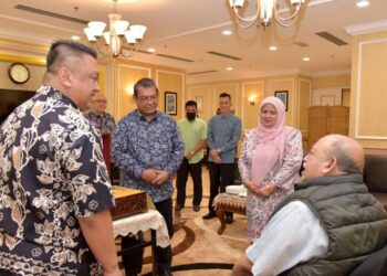 TUANKU Syed Sirajuddin Jamalullail dan Raja Perempuan Perlis, Tuanku Tengku Fauziah Almarhum Tengku Abdul Rashid berkenan berangkat menerima sembah mengadap hormat oleh Ketua Setiausaha Kementerian Pelancongan Seni dan Budaya (MOTAC), Datuk Roslan Abdul Rahman di Kangar, Perlis semalam.-UTUSAN