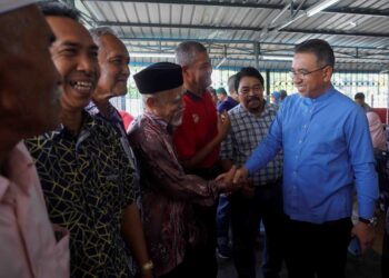 ADLY Zahari (kanan) beramah mesra dengan veteran tentera dalam program Bual Bicara Pemimpin Bersama Veteran ATM di Muar, Johor, semalam. – MINGGUAN/SHIDDIEQIIN ZON