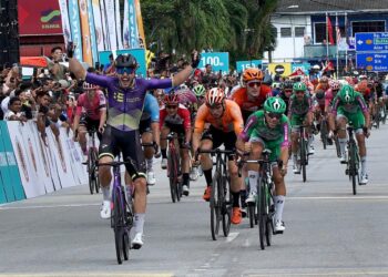 GEORGE Jackson dari Pasukan 
Bolton Equities Black Spoke meraih tempat pertama dalam perlumbaan Peringkat 3 dari Jeli, Kelantan menuju ke Baling, Kedah sejauh 183.1 km pada siri jelajah Le Tour de Langkawi (LTdL) 2023 di sini hari ini. GAMBAR - AMIR KHALID