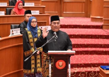 MUHAMMAD Sanusi Md. Nor mengangkat sumpah jawatan ADUN sempena Mesyuarat Pertama Penggal Pertama Dewan Undangan Negeri Kedah Ke-15 di Wisma Darul Aman.