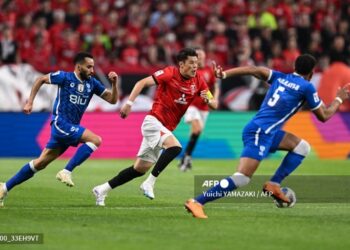 Hiroki Sakai (tengah) adalah bintang bola sepak profesional di Jepun dan juga bermain untuk pasukan kebangsaan negaranya. – AFP