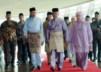 AL-SULTAN Abdullah Ri'ayatuddin Al-Mustafa Billah Shah dan Tunku Hajah Azizah Aminah Maimunah Iskandariah berkenan  menghadiri sambutan Maulidur Rasul Peringkat Kebangsaan 1445 Hijrah di PICC, Putrajaya. - UTUSAN/FAISOL MUSTAFA