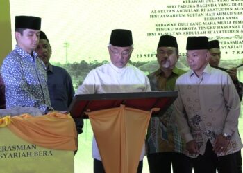 AL-SULTAN ABDULLAH Ri'ayatuddin Al-Mustafa Billah Shah berkenan menandatangani plak perasmian Mahkamah Syariah Bera di Bera, Pahang. - FOTO/SALEHUDIN MAT RASAD