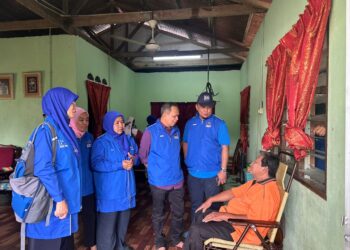 TIMBALAN Ketua UMNO Bahagian Jerantut, Datuk Rozilan Salleh (berdiri, kanan) hadir program ziarah kasih di Felda Kemasul, Pelangai di Bentong, Pahang. Turut sama Razak Daud (berdiri, dua dari kanan).