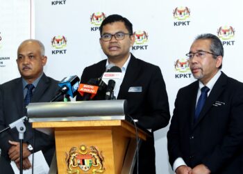 AKMAL Nasrullah Mohd Nasir (tengah) ketika  sidang akhbar Task Force Projek Perumahan Swasta Sakit dan Terbengkalai (TFST)  di KPKT, Putrajaya. - UTUSAN/MOHD HUSNI MOHD NOOR