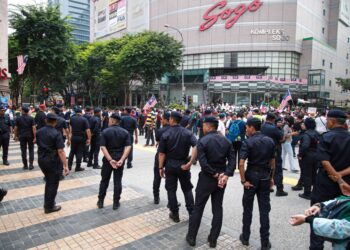ANGGOTA polis mengawal pergerakan pada Himpunan Selamatkan Malaysia di Kuala Lumpur, Sabtu lalu.