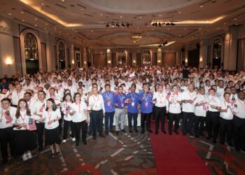 AHMAD Zahid Hamidi bersama kepimpinan dan perwakilan DAP selepas Persidangan Tahunan DAP 2023 di Putrajaya. - UTUSAN/FAISOL MUSTAFA