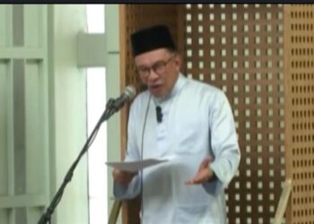 TANGKAP layar memaparkan Anwar Ibrahim menyampaikan khutbah Jumaat di Pusat Kebudayaan Islam New York (ICCNY), New York, Amerika Syarikat yang turut disiarkan secara langsung dalam Facebook Perdana Menteri.