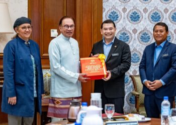 ANWAR Ibrahim menerima dokumen KSP RMK-12 daripada Rafizi Ramli (dua dari kanan) yang turut diiringi Hanifah Hajar Taib (kiri) serta Nor Azmie Diron (kanan) - FB ANWAR IBRAHIM