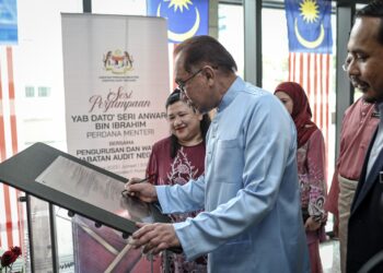 ANWAR Ibrahim diiringi Ketua Audit Negara Datuk Wan Suraya Wan Mohd Radzi (kiri) ketika hadir sesi perjumpaan bersama pengurusan dan warga jabatan audit negara di Jabatan Audit Negara Putrajaya. - UTUSAN/FAIZ ALIF ZUBIR