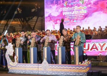ANWAR Ibrahim merasmikan Festival Budaya@Putrajaya 2023 di Dataran Putrajaya. - UTUSAN/FAISOL MUSTAFA