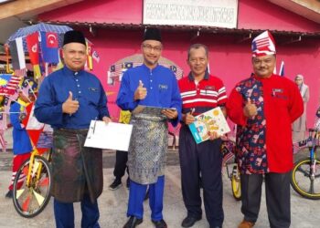 ALLAHYARHAM Cikgu Suhaimi Yaacob (kanan) bersama pentadbir sekolah ketika meraikan sambutan Bulan Kebangsaan di Sekolah Kebangsaan Felda Kota Gelanggi Dua, Jerantut.
