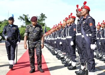 AYOB Khan Mydin Pitchay memeriksa perbarisan pada perasmian Hari Ulang Tahun PGU ke-44 di Pangkalan Latihan Pasukan Gerakan Udara di Ipoh hari ini. - UTUSAN/MUHAMAD NAZREEN SYAH MUSTHAFA