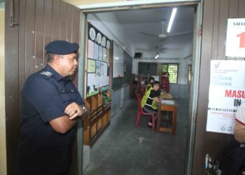AYOB Khan Mydin Pitchay meninjau  pusat mengundi Pilihan Raya Kecil Simpang Jeram di Sekolah Jenis Kebangsaan Cina Pei Chai, Muar, Johor, semalam. - UTUSAN/SHIDDIEQIIN ZON
