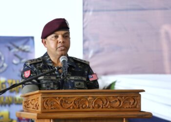 AYOB Khan Mydin Pitchay berucap pada perasmian Hari Ulang Tahun Pasukan Gerakan Udara (PGU) ke-44 di Pangkalan Latihan Pasukan Gerakan Udara (PLPGU) di Ipoh hari ini. - UTUSAN/MUHAMAD NAZREEN SYAH MUSTHAFA