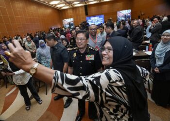 AZAM Baki beramah mesra dengan peserta ketika menghadiri Persidangan Penyelidikan Governans, Integriti  dan Antirasuah Kali Ke-2 Tahun 2023 di Sepang, Selangor. - UTUSAN/FAISOL MUSTAFA