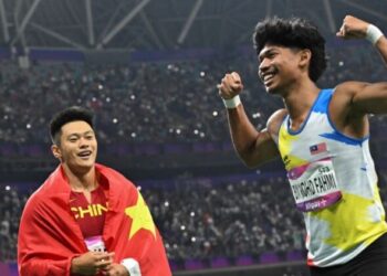 AZEEM Fahmi (kanan) ketika meraikan kejayaan meraih gangsa 100m dalam Sukan Asia di Hangzhou. - AFP