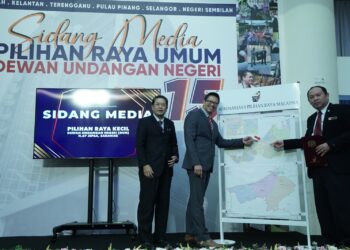 AZMI Sharom menunjukkan peta kawasan DUN Jepak selepas sidang akhbar khas bagi pelaksanaan PRK DUN itu, di SPR, Putrajaya. - UTUSAN/FAISOL MUSTAFA