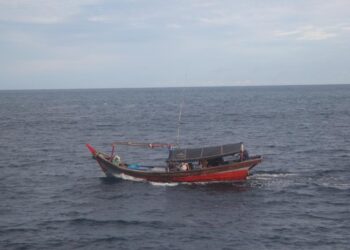 SEBUAH bot nelayan asing Indonesia ditahan Maritim Malaysia Pulau Pinang kerana disyaki melakukan aktiviti tangkapan ikan di kawasan perairan Malaysia, berhampiran Pulau Kendi, Pulau Pinang kelmarin.