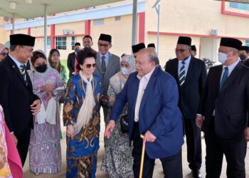 TUANKU Syed Sirajuddin Jamalullail dan Raja Perempuan Perlis, Tuanku Tengku Fauziah Almarhum Tengku Abdul Rashid selamat berangkat pulang ke Perlis dan disambut di lapangan terbang Alor Setar, Kedah, semalam.- UTUSAN