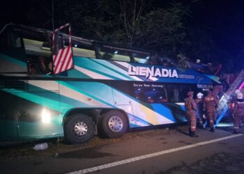 ANGGOTA bomba mengeluarkan mangsa yang tersepit di dalam bas dua tingkat yang terbabas dan melanggar pokok di susur keluar Kampung Kubang Rusa, Merapoh di Lipis, Pahang.