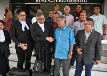 AHMAD Said (barisan hadapan, dua kanan) bersalam dengan Mohd. Hafarizam Harun di Kompleks Mahkamah Kuala Terengganu, hari ini. - UTUSAN/PUQTRA HAIRRY ROSLI