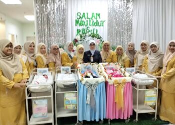 JURURAWAT dan kakitangan Hospital Sultanah Nur Zahirah ceria bergambar dengan sebahagian bayi yang lahir pada Hari Maulidur Rasul di Kuala Terengganu, hari ini. - UTUSAN/KAMALIZA KAMARUDDIN