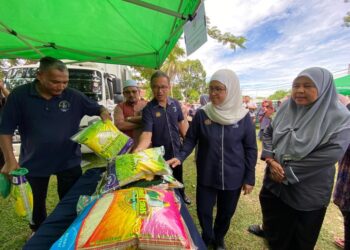 AZULITA Salim (dua dari kanan) melawat gerai jualan beras tempatan di Jualan Agro Madani di Kompleks Jubli Perak Sultan Ismail Petra, Panji, Kota Bharu, Kelantan. UTUSAN/ROSMIZAN RESDI