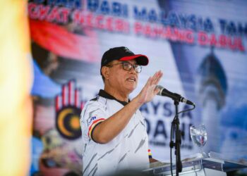 WAN ROSDY Wan Ismail ketika berucap pada sambutan Hari Malaysia ke 60 di Dataran Niaga Felda Chemomoi di Bentong, Pahang. - FOTO/SALEHUDIN MAT RASAD
