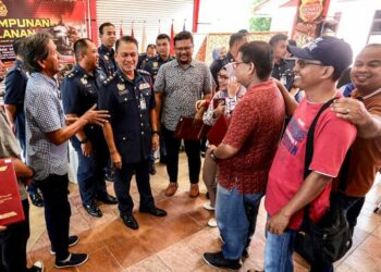 HASSAN 'As'ari Omar (tiga dari kiri) memperkatakan sesuatu kepada pengamal media selepas menyampaikan Sijil Perhargaan Ops Jeram Mawar pada Majlis Himpunan Bulanan JBPN Terengganu, Kuala Terengganu, hari ini. - UTUSAN/PUTRA HAIRRY ROSLI
