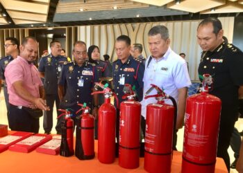 AHMAD Izram Osman (tiga, kiri) melawat ruang pameran pada program Forum Bicara Governans, Integriti dan Anti Rasuah Zon Pantai Timur di Kuala Nerus, hari ini. - UTUSAN/TENGKU DANISH BAHRI TENGKU YUSOFF