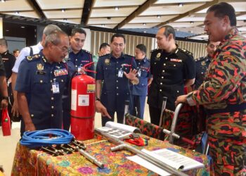 AHMAD Izram Osman (kiri) melawat ruang pameran pada program Forum Bicara Governans, Integriti dan Anti Rasuah Zon Pantai Timur di Kuala Nerus, hari ini. - UTUSAN/TENGKU DANISH BAHRI TENGKU YUSOFF