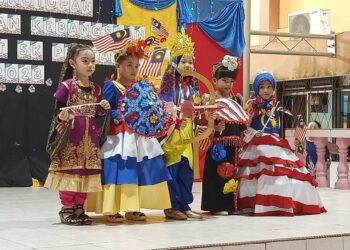 SEBAHAGIAN murid memakai pakaian tradisional kebudayaan bagi sambutan Hari Malaysia di SK Pantai, Labuan. - GAMBAR HIASAN