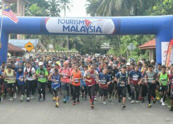 SEBAHAGIAN daripada peserta Cabaran Climbathon Gunung Tebu (MTCC) 2023 di Taman Eko Rimba Lata Belatan, Besut, semalam. - UTUSAN/PUQTRA HAIRRY ROSLI