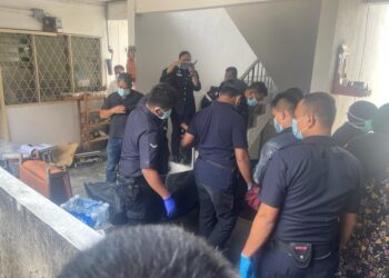 POLIS membawa keluar mayat tiga beranak yang ditemukan mati dalam bilik dipercayai bunuh diri di Ampang, Selangor, hari ini.