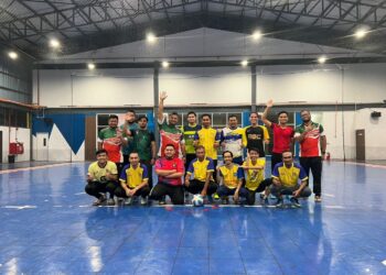 PARA pemain PWP dan Pemuda Pas Perlis bergambar selepas perlawanan futsal persahabatan di Arena Futsal UTC, Kangar, Perlis semalam.-UTUSAN/ASYRAF MUHAMMAD