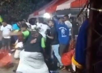 TANGKAP layar rakaman video yang tular mengenai pergaduhan di hadapan sebuah kuil di Alma, Bukit Mertajam, Pulau Pinang yang tular di dalam media sosial hari ini.